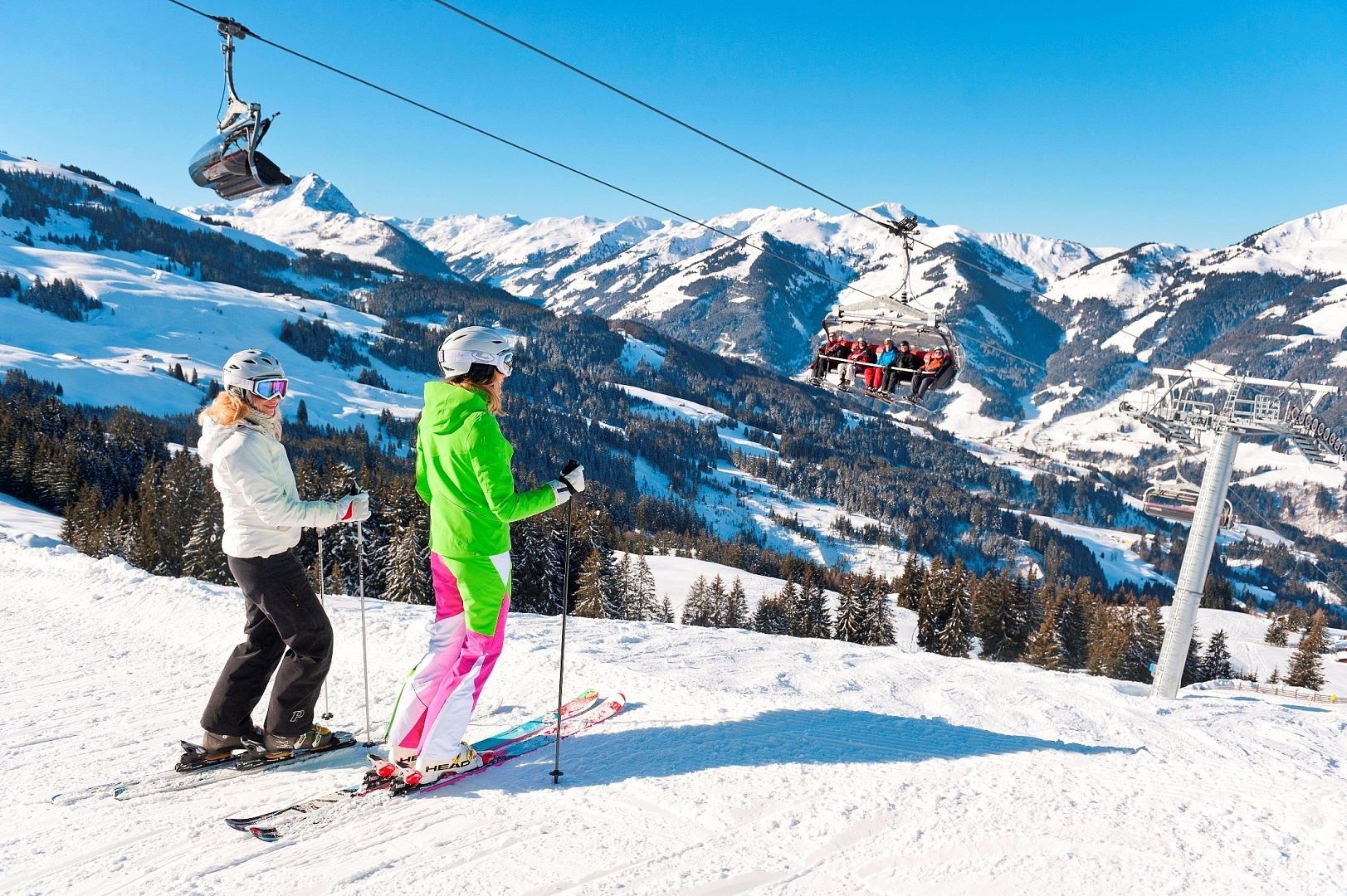 Лучшие горнолыжки. Улудаг Турция горнолыжный курорт. Горнолыжный курорт лыжники Австрия. Катание на горных лыжах.
